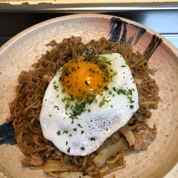 焼きそばと残りご飯deかつお節香る♪そばめし^_^